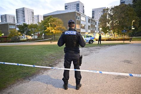Tonåring anhållen efter dödsskjutning i Malmö .